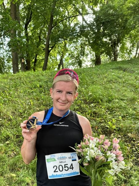 Nelli Pormeister pärast Tallinna Maratoni jooksmist. Foto: erakogu